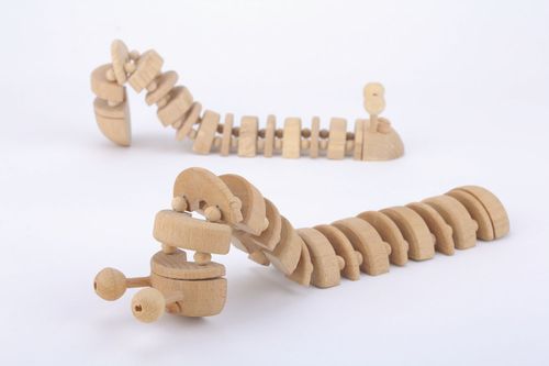 Brinquedo de madeira feito à mão lagarta  - MADEheart.com
