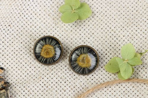 Earrings-ear clips with daisies in the jewelry resin - MADEheart.com