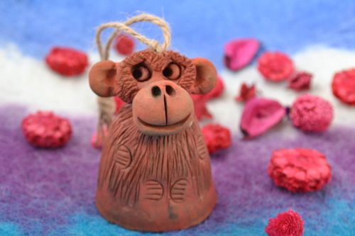 Campanello dautore in ceramica fatto a mano a forma di scimmia con cappio - MADEheart.com