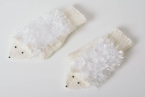 Jolies moufles hérisson tricotées en acrylique et mi-laine blanches faites main - MADEheart.com