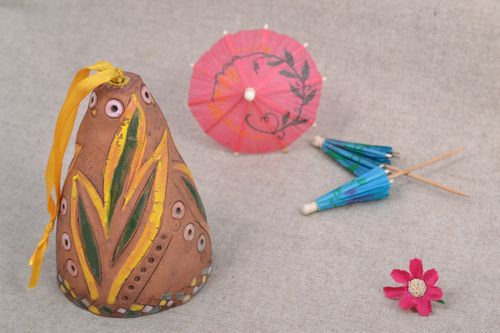 Clochette décorative en argile peinte à lacrylique faite main sur un ruban - MADEheart.com