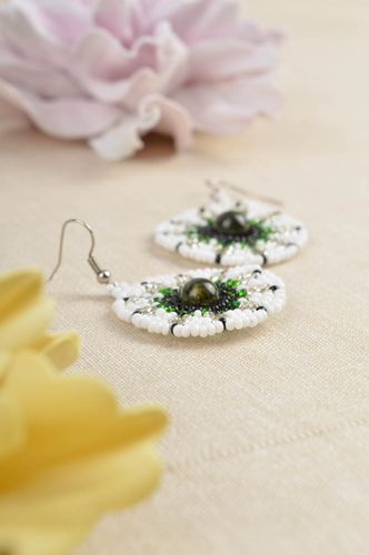 Boucles doreilles pendantes Bijou fait main Cadeau pour femme blanches rondes - MADEheart.com
