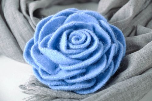 Broche artisanale en laine La rose bleue - MADEheart.com