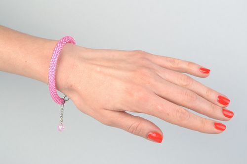 Розовый наручный браслет из бисера ручной работы в форме жгута женский - MADEheart.com