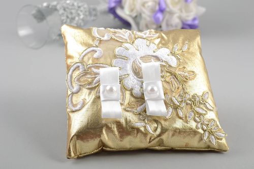 Coussin de mariage fait main pour alliances accessoire couleur dor avec perles - MADEheart.com