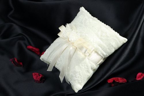 Hochzeit- Kissen für Ringe - MADEheart.com