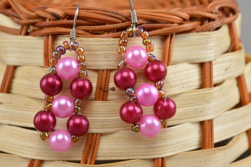 Boucles doreilles en perles fantaisie faites main pendantes rose-framboise - MADEheart.com