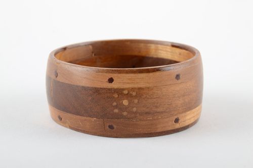 Large bracelet jonc en bois fait main style ethnique technique dintarsia - MADEheart.com
