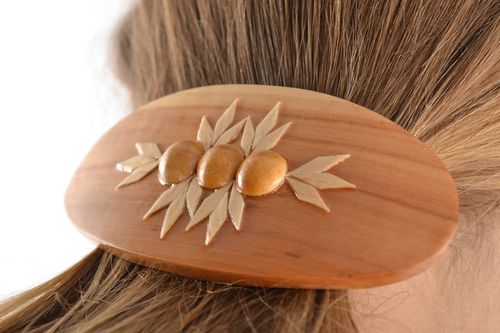 Barrette à cheveux en bois ovale brun clair originale pratique faite main - MADEheart.com