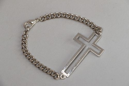 Bracelet en métal avec croix fait main bijou pratique et original pour femme - MADEheart.com