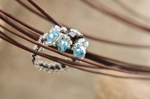 Бисерное кольцо ручной работы голубое с черной бусиной красивое элегантное - MADEheart.com