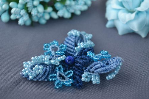 Broche fantaisie Bijou fait main bleu fils perles rocaille Accessoire femme - MADEheart.com