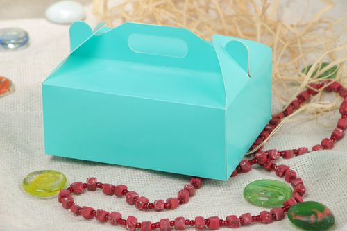Schöne Geschenkverpackung handmade aus Karton in Form von Truhe hellblau originell - MADEheart.com