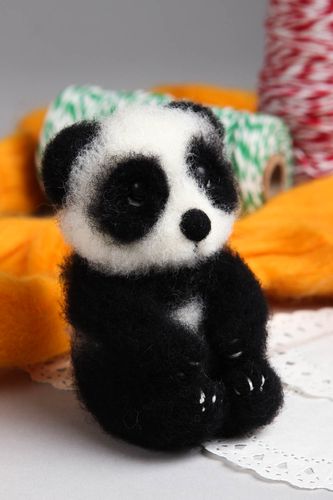 Juguete artesanal con forma de panda decoración de interior regalo original - MADEheart.com