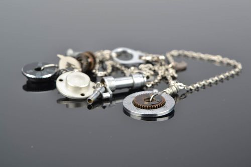 Conjunto de jóias com mecanismos pulseira e pingente numa corrente - MADEheart.com