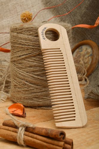 Petit peigne en bois clair fait main écologique accessoire pour cheveux - MADEheart.com