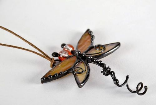 Ciondolo farfalla in vetro fatto a mano pendente originale di vetrata - MADEheart.com