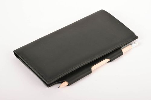 Portefeuille voyage fait main Accessoire en cuir naturel noir Cadeau original - MADEheart.com