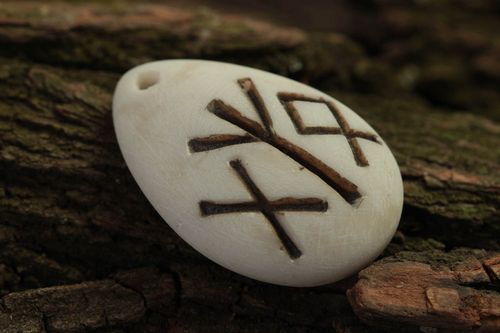 Pendentif ovale fait main Bijou ethnique Accessoire femme avec runes amulette - MADEheart.com