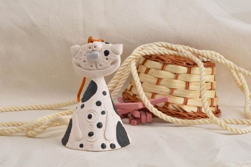 Cloche chat en argile naturelle faite main petite originale à suspendre - MADEheart.com
