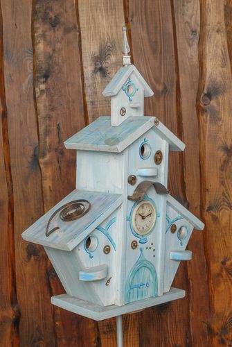 Maisonnette pour oiseaux en bois faite main originale bleue Château dhiver - MADEheart.com