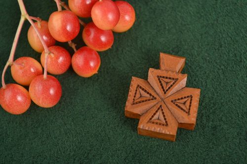 Croix pectorale faite main Pendentif en bois de poirier petit Objet religieux - MADEheart.com