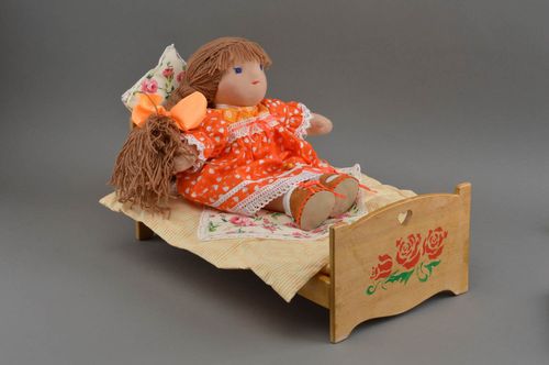 Handgemachtes Puppen Bett aus Holz mit Matratze und Kissen aus Baumwolle - MADEheart.com