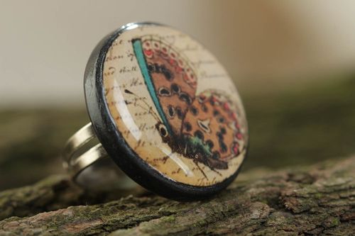 Runder handmade Ring aus Polymer Clay und Vitrious Glasur mit Schmetterling  - MADEheart.com