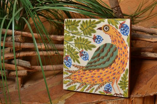 Handgemachte dekorative Wanplatte aus Ton für Kamin mit Bemalung schön Vogel - MADEheart.com