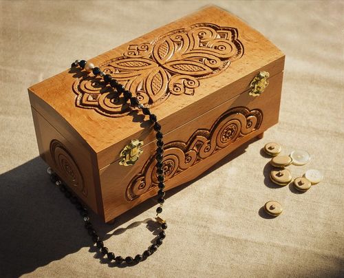 Porta-jóias de madeira esculpida  - MADEheart.com
