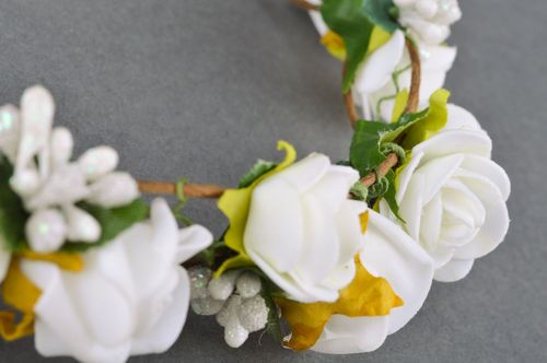 Cojín para anillos de boda y corona de flores para el pelo hechos a mano - MADEheart.com