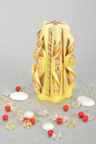 Vela esculpida de parafina amarela - MADEheart.com