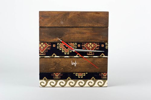 Lorologio di legno da parete fatto a mano in stile originale prodotto bello - MADEheart.com