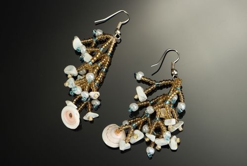Boucles doreilles pendantes en perles de rocaille, turquoise et coquillages  - MADEheart.com