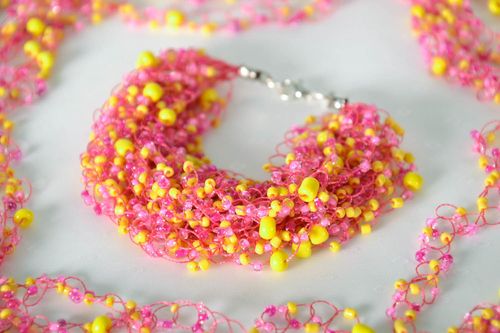Bracelet de perles de rocaille de couleur rose - MADEheart.com