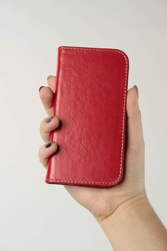 Housse smartphone cuir rouge faite main Étui téléphone portable Cadeau femme - MADEheart.com