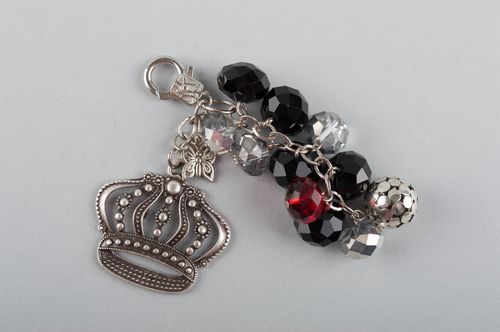 Porte-clés en perles de verre avec breloque couronne fait main en laiton - MADEheart.com