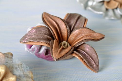 Barrette à cheveux fleur en cuir faite main - MADEheart.com