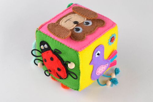 Cube déveil en feutre pour enfant jouet pratique et original multicolore - MADEheart.com