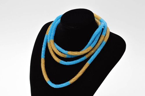 Collana di perline fatta a mano bigiotteria da donna in colore azzurro giallo - MADEheart.com