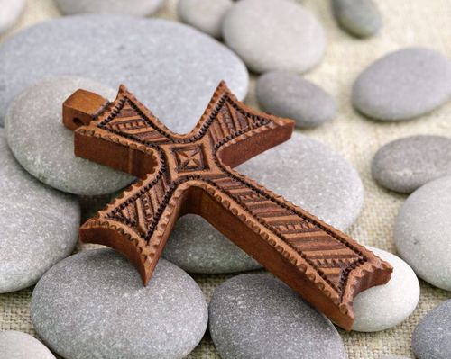 Pendentif croix en bois - MADEheart.com