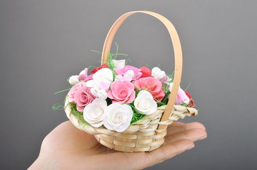 Handmade geflochtener Korb mit Blumen aus Polymer Clay Dekor für Haus  - MADEheart.com
