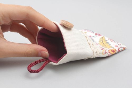 Caso para telefone móvel feito de tecido com fechadura de botão - MADEheart.com