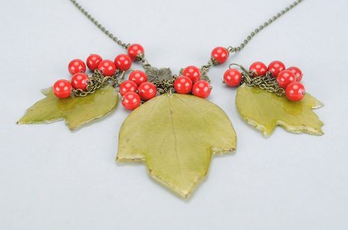 Ensemble des bijoux: boucles doreilles et pendentif Obier rouge - MADEheart.com