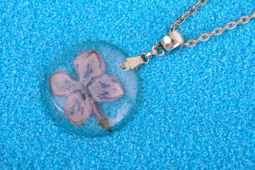 Beautiful handmade flower pendant epoxy resin fashion trends gifts for her - MADEheart.com
