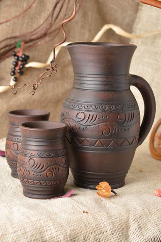 Juego de vajilla cerámica artesanal jarro 2.5 l y 2 vasos de arcilla marrones - MADEheart.com