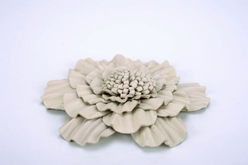 Broche en cuir naturel de couleur claire Fleur - MADEheart.com