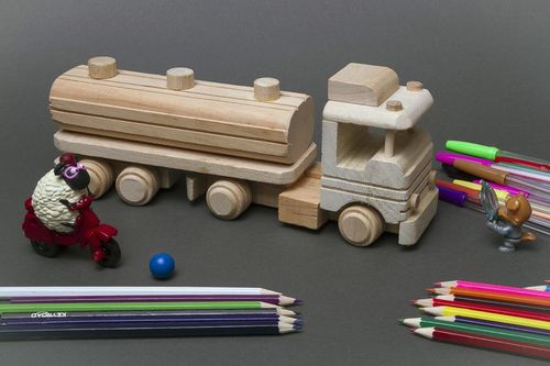 Brinquedo de madeira Caminhão - MADEheart.com