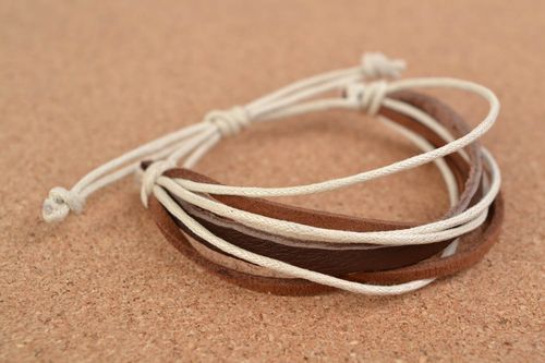 Handgemachtes einfaches Leder Armband aus Schnüren in Braun für casual Kleidung unisex - MADEheart.com