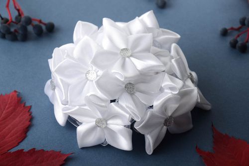 Elastico bianco con fiore per capelli fatto a mano elastico di nastro  - MADEheart.com